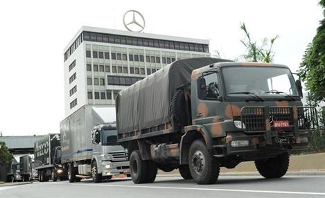 Mercedes envia caminhões com ajuda para o RJ