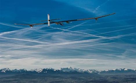 Avião movido a energia solar faz voo até a África