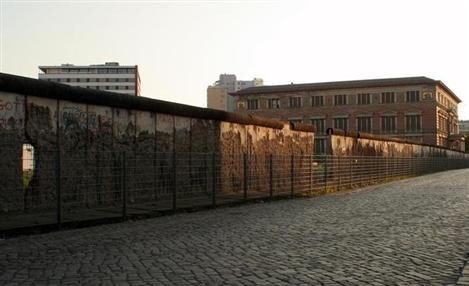 Construção do Muro de Berlim completa 51 anos