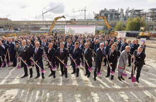 Foto: Divulgação / Cerimônia de início de construção do novo complexo de poliamida 12 na Alemanha.