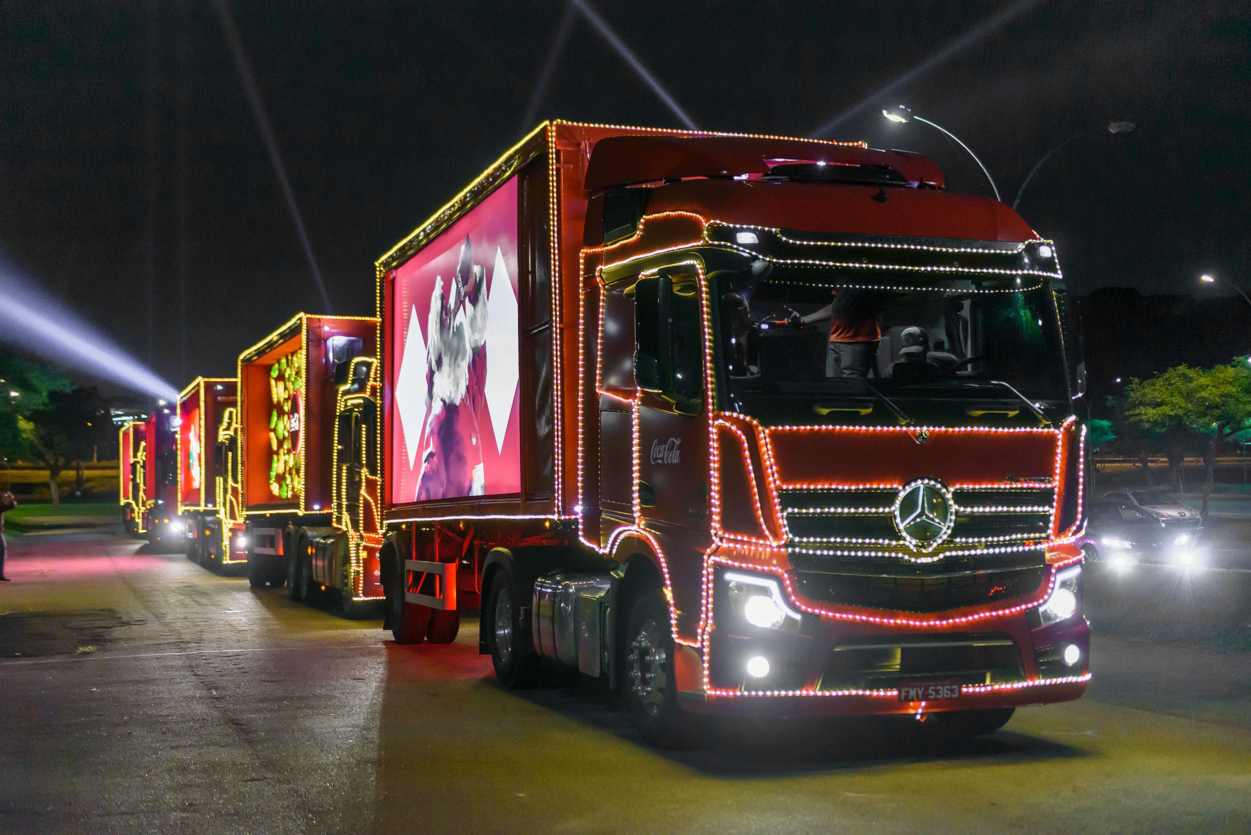 Estrela da Mercedes-Benz ilumina a Caravana de Natal da Coca-Cola -  BrasilAlemanha News