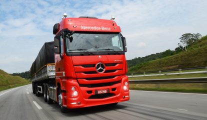 Caminhões com câmbio automatizado da Mercedes são destaque na Agropec