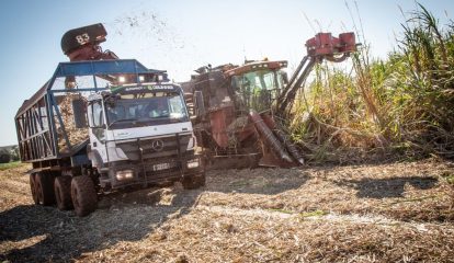 Caminhão com direção autônoma da Mercedes é destaque na Fenasucro