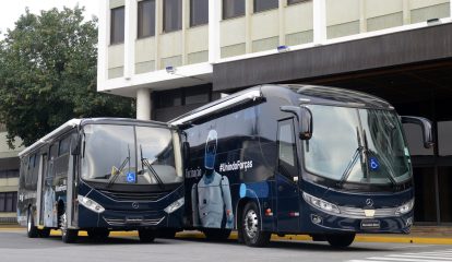 Ônibus de vacinação doados pela Mercedes-Benz registram atendimento a mais de 80.000 pessoas em um ano