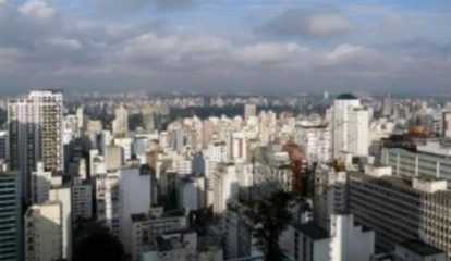 Peça alemã guia espectadores pelas ruas de SP