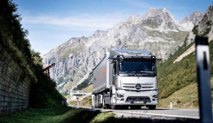 Caminhão da Mercedes-Benz de 40 toneladas cruza o vale de Arlberg na Áustria
