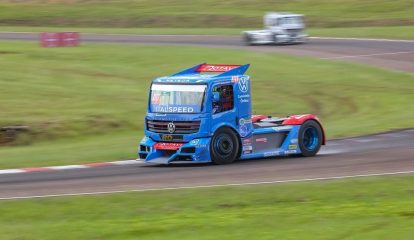 Como os caminhões da Copa Truck contribuem para o desenvolvimento veículos da VWCO