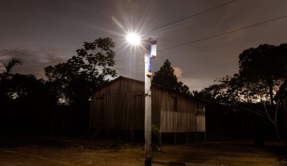 Audi e Litro de Luz instalam postes e lampiões solares em comunidades da Amazônia