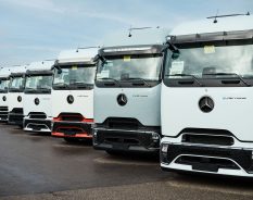 Mercedes-Benz Trucks entrega os primeiros caminhões elétricos eActros 600 de produção em série para clientes na Alemanha