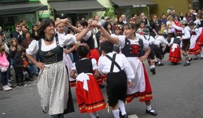 Grupos de dança performam na Brooklinfest 2015