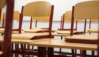 Com álbum de figurinhas da Copa do Mundo, alunos aprimoram alemão em sala de aula do Colégio Humboldt