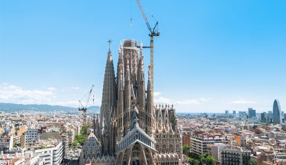 Guindastes Liebherr operam na fase final da obra da Sagrada Família