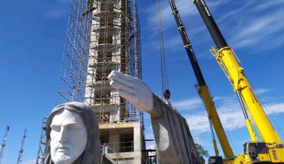 Darcy Pacheco eleva a monumental estátua do Cristo utilizando guindastes Liebherr