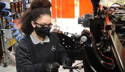 Mercedes-Benz do Brasil apoia a equidade de gênero com iniciativas de desenvolvimento para as mulheres