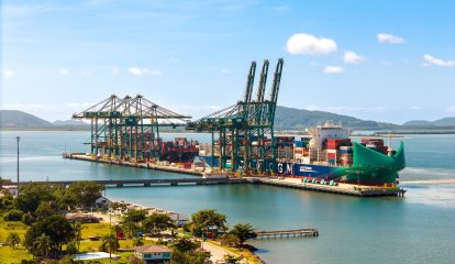 Porto Itapoá recebe navio com 51 metros de largura