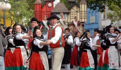 Desfiles da Oktoberfest acessíveis aos cadeirantes