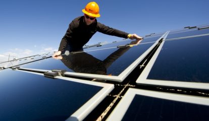 Brasil atinge meio milhão de conexões de energia solar em telhados e pequeno terrenos, aponta ABSOLAR