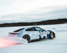 Porsche entra no GUINNESS WORLD RECORDS™ com Drifting de 17 quilômetros sem parar no gelo