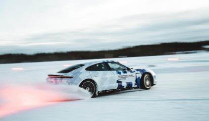 Porsche entra no GUINNESS WORLD RECORDS™ com Drifting de 17 quilômetros sem parar no gelo