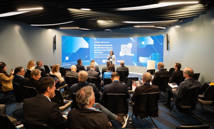 Diretoria da Câmara Brasil-Alemanha visita Centro de Conectividade do Senai