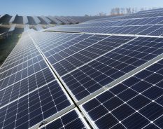 Geração solar traz redução de gastos para prédios públicos no Brasil, diz ABSOLAR
