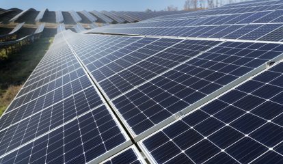 Geração solar traz redução de gastos para prédios públicos no Brasil, diz ABSOLAR