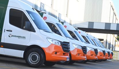 Mercedes-Benz impulsiona eficiência logística com frota Sprinter conduzida exclusivamente por mulheres