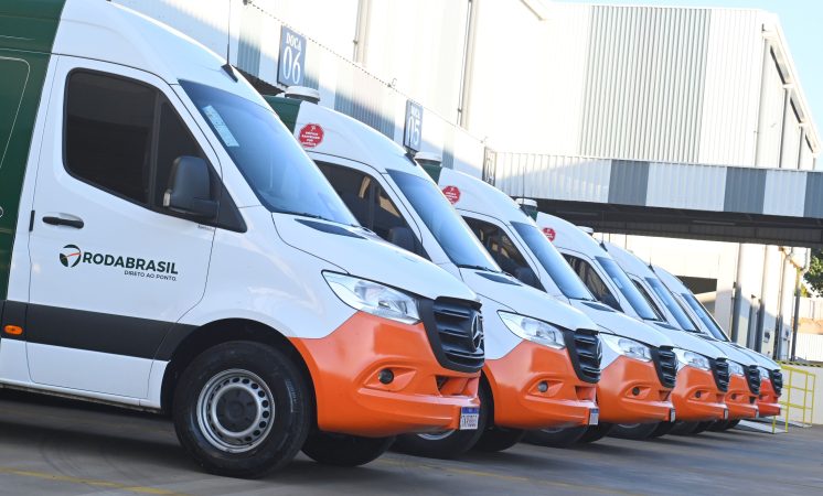 Mercedes-Benz impulsiona eficiência logística com frota Sprinter conduzida exclusivamente por mulheres