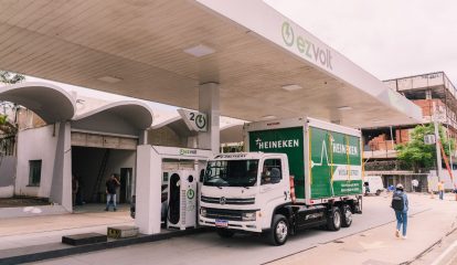 VW Caminhões e Ônibus compõe aliança para implementar eletropostos de maior porte na cidade do Rio