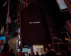 Continental Pneus apaga telão gigante na Times Square em valorização à vida off-line