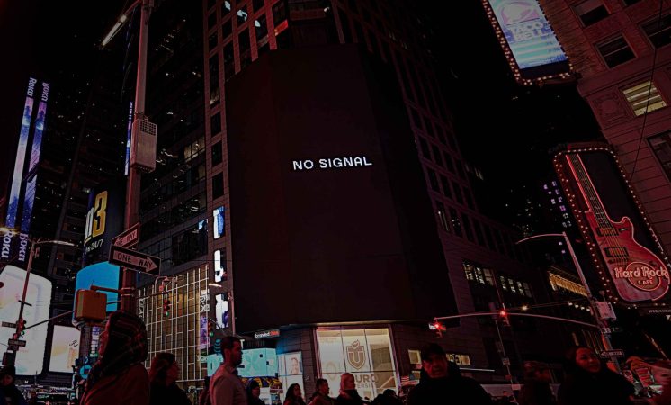 Continental Pneus apaga telão gigante na Times Square em valorização à vida off-line