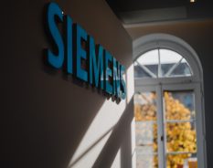 Siemens começa ano fiscal 2026 com lucro líquido de € 2,2 bilhões