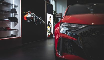 Audi do Brasil apresenta RS 3 no Shopping JK Iguatemi em cenário inspirado na Fórmula 1®