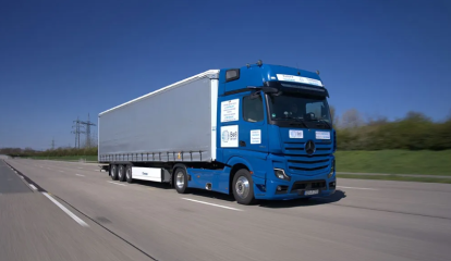 Caminhão europeu é testado com B100 brasileiro em pista de testes da Daimler Truck na Alemanha