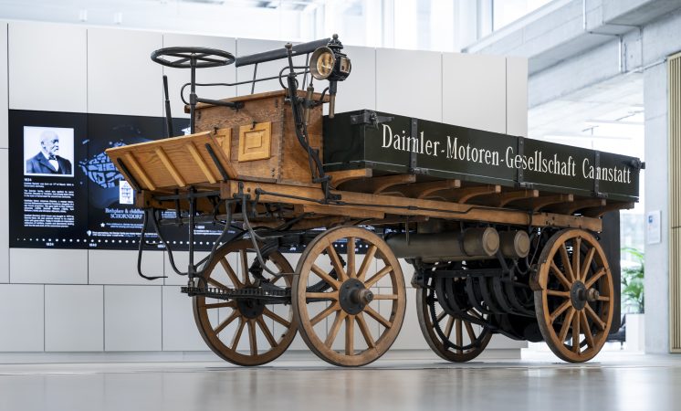 Mercedes-Benz celebra 130 anos da invenção do caminhão