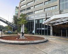 Club Transatlântico celebra 72 anos com a chegada de fragmento original do Muro de Berlim