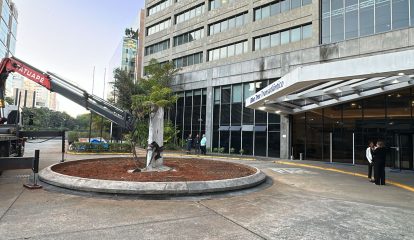 Club Transatlântico celebra 72 anos com a chegada de fragmento original do Muro de Berlim