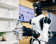 Bosch impulsiona automação industrial com expertise em robótica e IA